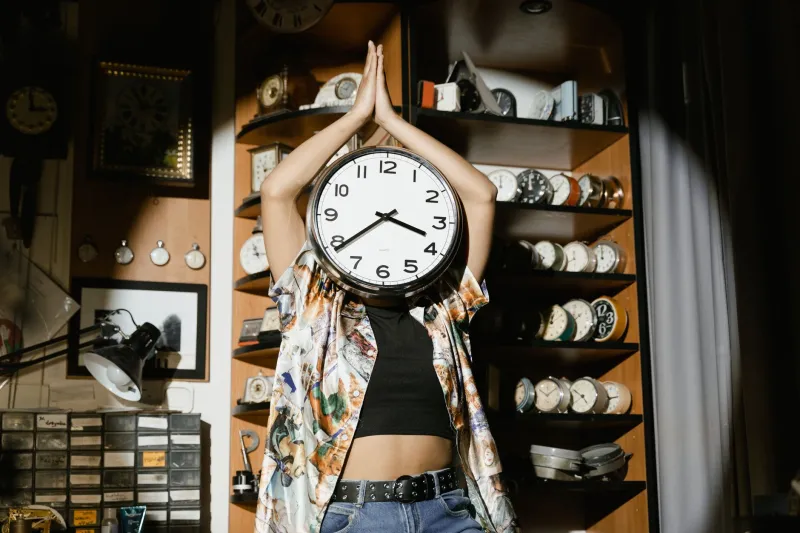 Tiempo sin relojes: cómo percibe la consciencia la duración cuando abandona el cuerpo físico